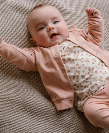 Costum baby - hanorac, camasa, pantaloni WN1210 Roz